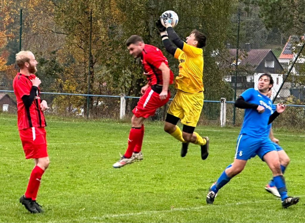 Torwart Looshorn vom FC Pegnitz schnappt sich den hohen Ball.