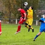 Torwart Looshorn vom FC Pegnitz schnappt sich den hohen Ball.